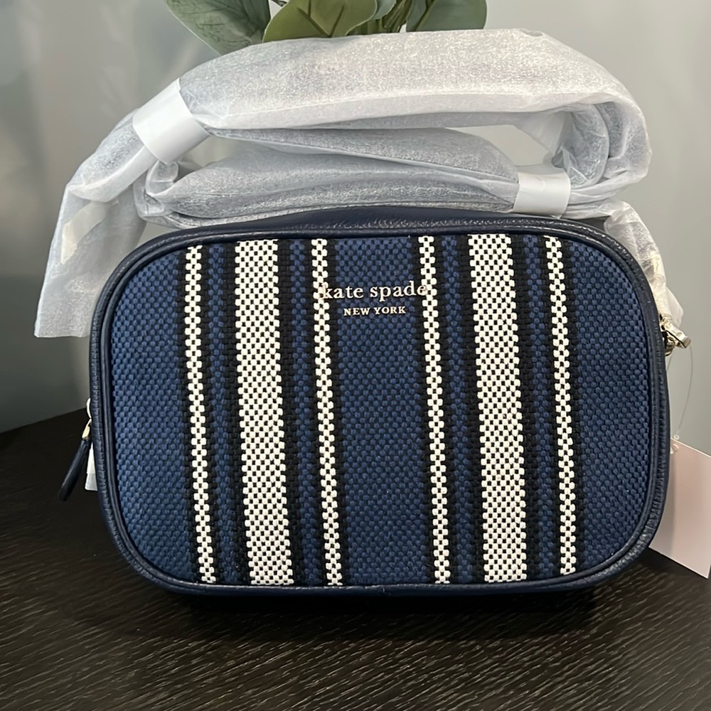 New with tags KATE SPADE crossbody bag.
